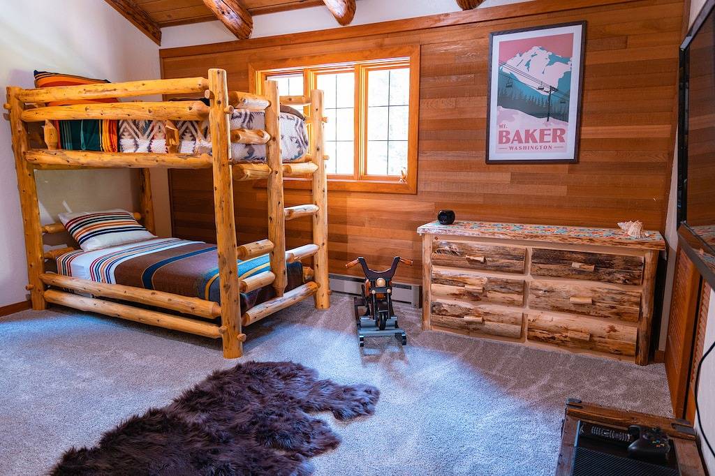 Private Log Cabin in the Woods - Hot Tub, Bbq, Wifi, Gazebo, Gaming Garage in Maple Falls, Mount Baker-Snoqualmie Nationalwald