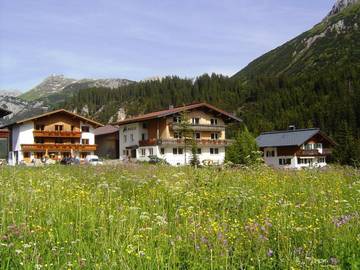 Chambre d’hôte pour 2 personnes, avec vue ainsi que jardin et balcon à Lech