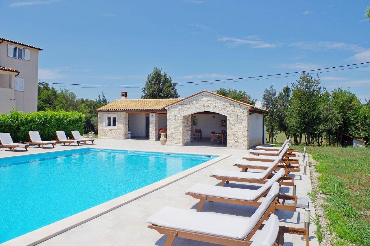 Geheel vakantieappartement, Holiday Apartment in Rakalj with Common Pool in Rakalj, Zuidkust Istrië
