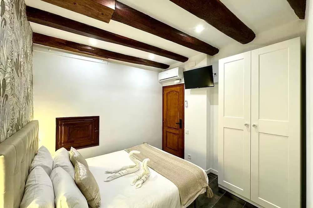 Entire apartment, Premium Central appartment Las Ramblas: 4 Beds and baths, 9 guests in Barcelona Centre, Barcelona