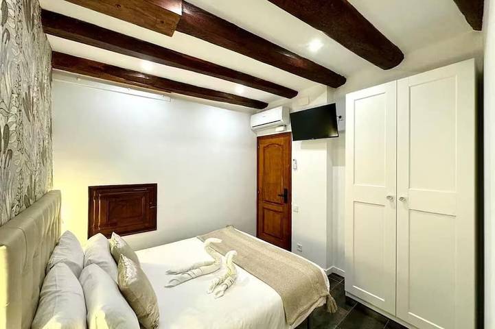 Entire apartment, Premium Central appartment Las Ramblas: 4 Beds and baths, 9 guests in Barcelona Centre, Barcelona