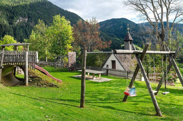 Hel lejlighed, Apartment 'Lärche' with Mountain View, Shared Terrace and Wi-Fi in Antholz, Rasen-Antholz