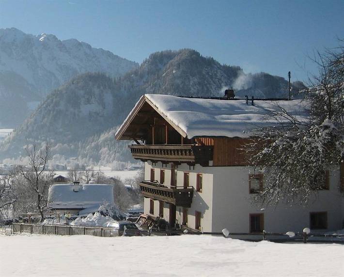 Zimmer für 4 Personen, mit Balkon und Terrasse sowie Garten und Pool in Walchsee