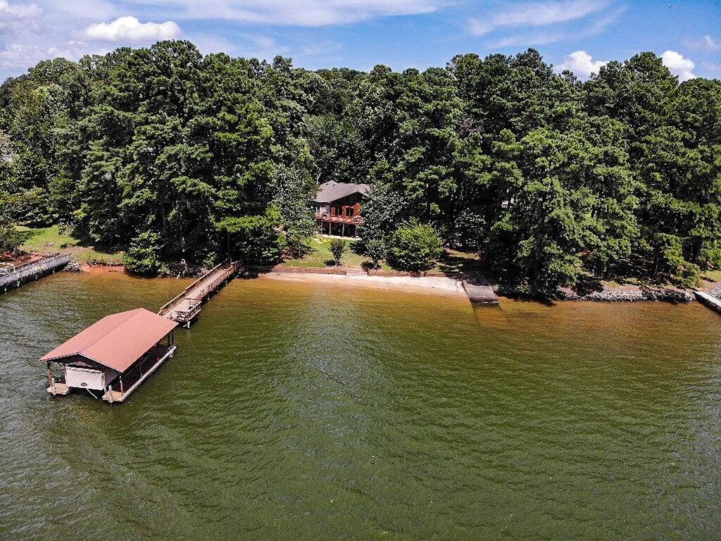 Waterfront: Experience Sublime Sunsets, Private Beach, Hot Tub, and Kayaks in Lake Norman