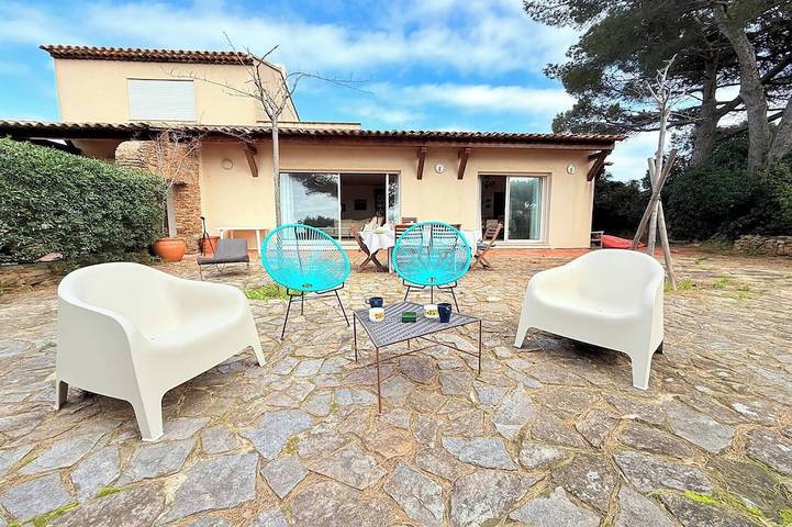 Location de vacances pour 10 personnes, avec terrasse et jardin dans Port Auguier