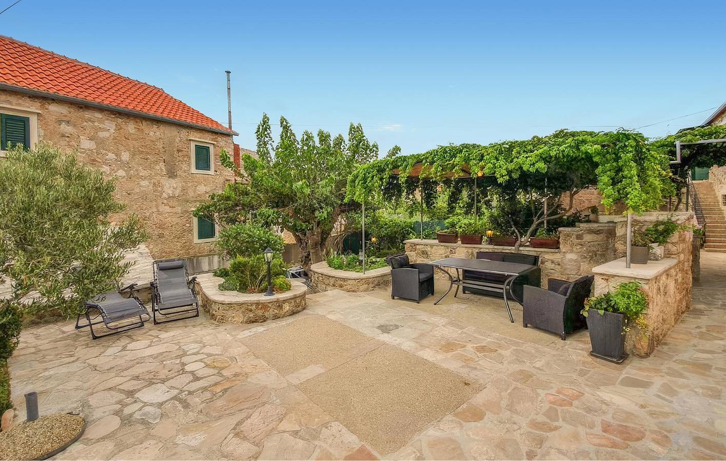 Ganze Ferienwohnung, Gemütliche Ferienwohnung mit Terrasse, WLAN und Parkplatz, 1 km vom Strand entfernt in Bol, Brac