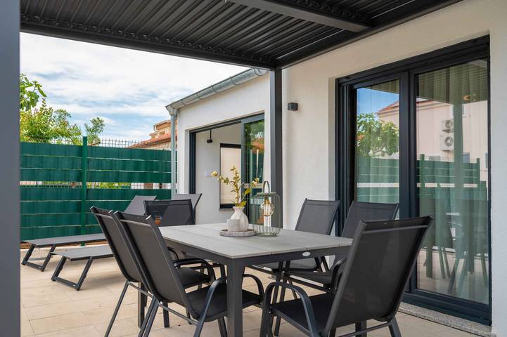 Ferienhaus mit Whirlpool, und Terrasse  in Sukosan, Zadar