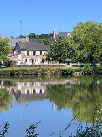 Gîte pour 10 personnes, avec jardin ainsi que terrasse et vue à Daon