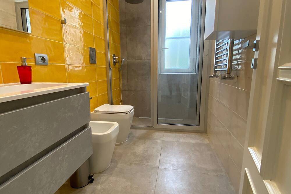 Entire apartment, Cozy villa with garden a 5-minute walk from Chiaiolella beach in Procida, Naples Province