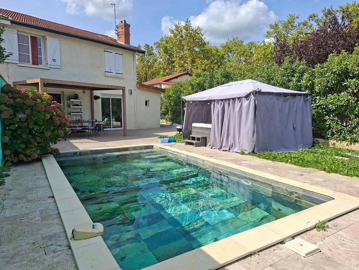 Location de vacances pour 8 personnes, avec jacuzzi ainsi que jardin et piscine, animaux acceptés à Saint-Fons