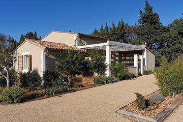 Gîte pour 6 personnes, avec terrasse et jardin à Aureille
