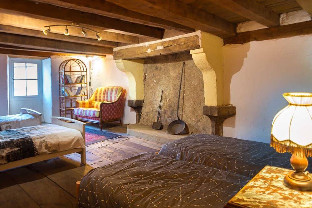Appartement entier, Studio médiéval au cœur du village, proche commerces in Hérisson, Région de Montluçon