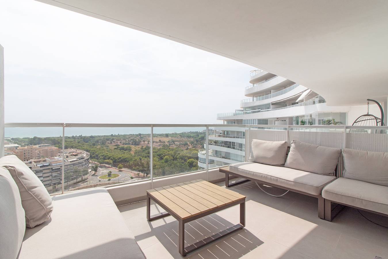 Apartamento entero, Global Properties: Apartamento de dos terrazas con vistas al mar y piscina en Canet in Canet de Berenguer, Costa de Valencia