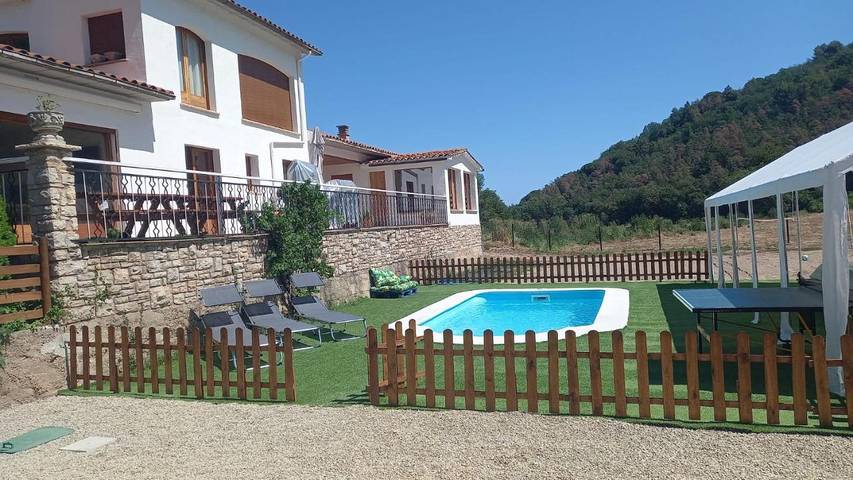 Casa rural para 10 personas, con Balcón y Jacuzzi además de Terraza y Jardín en Osona