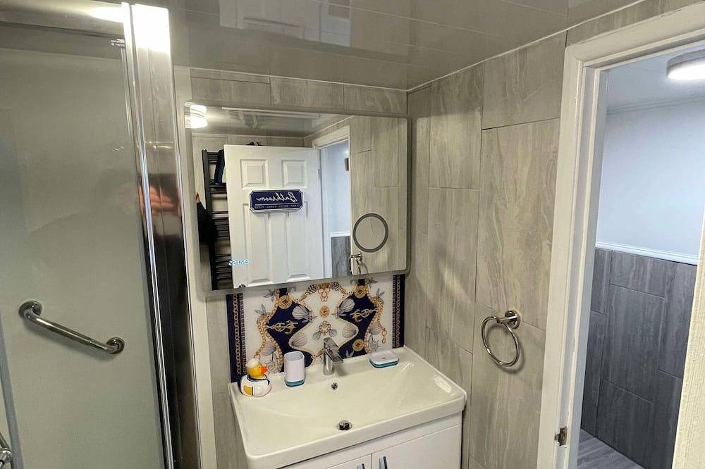 Entire apartment, \"The Nautical\" Pet Friendly Seafront Apartment in Eastbourne, East Sussex