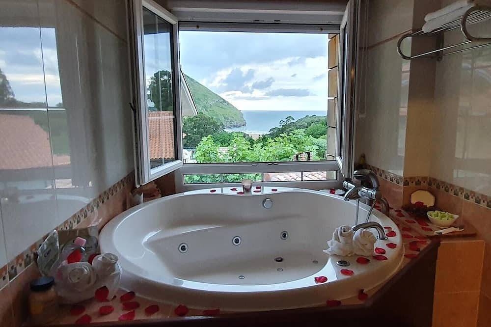 Apartamento entero, Apartamento con Jacuzzy y terraza en playa Sonabia. Vistas al mar y  montaña. in Castro Urdiales, Costa de Cantabria