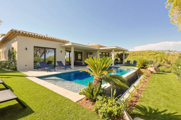 Gîte pour 10 personnes, avec piscine et jardin, adapté aux familles dans Plage de la Nartelle