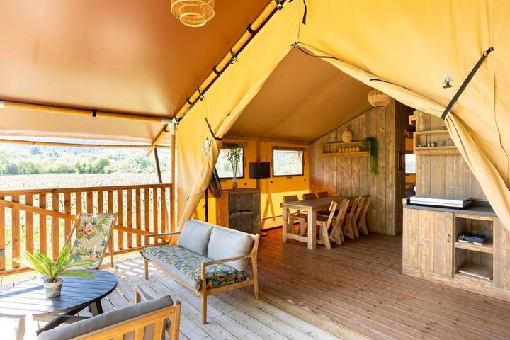 Camping pour 6 personnes, avec Terrasse et Jardin ainsi que Piscine et Vue à Lagorce