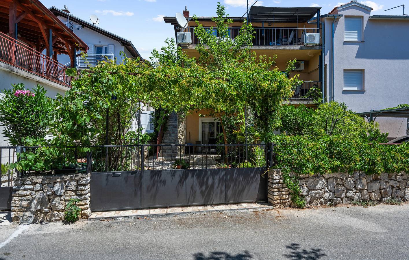 Ganze Ferienwohnung, Charmantes Apartment mit einem Schlafzimmer und Terrasse, 500 m vom Strand entfernt in Vodice, Šibenik-Knin