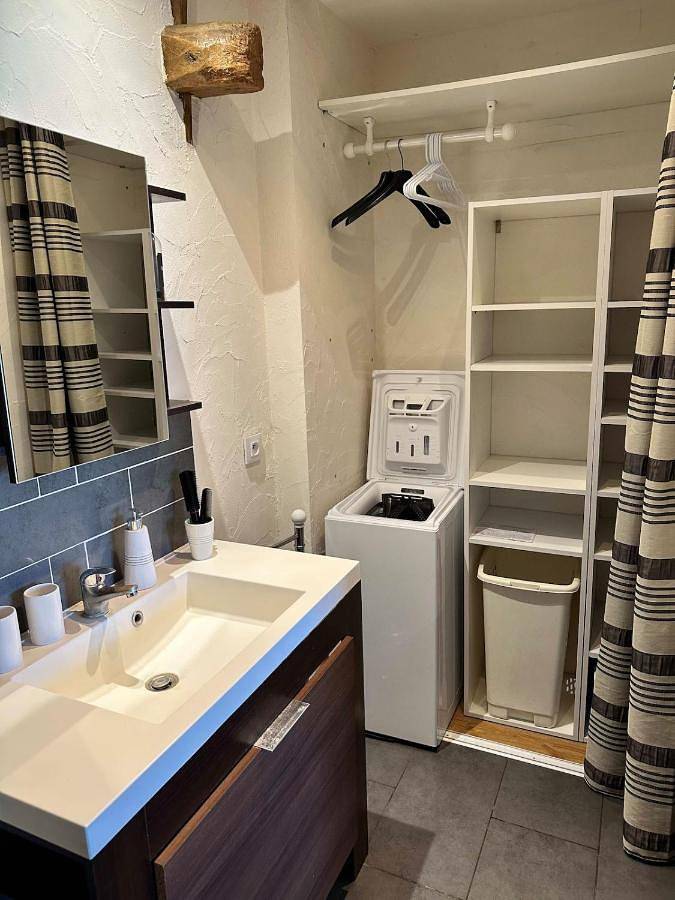 Gîte pour 4 personnes, avec jardin et vue sur le lac dans Ruy Montceau - 2