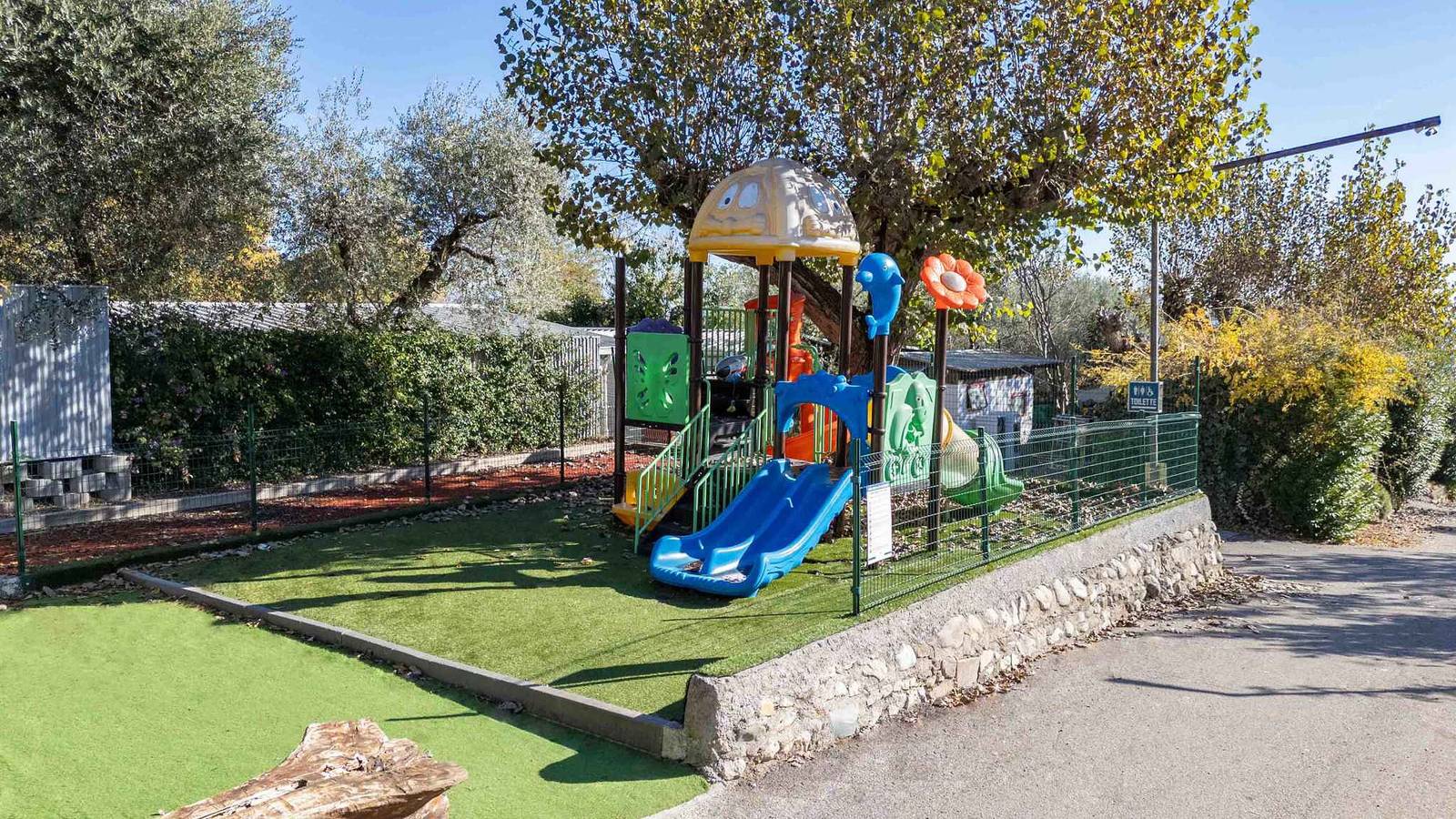 Casa mobile con terrazza in legno parzialmente coperta  in Moniga del Garda, Prealpi Gardesane