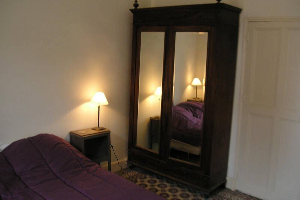 B&B Romarin, une authentique chambre française avec une belle cuisine extérieure in Mazan, Parc naturel régional du Mont-Ventoux
