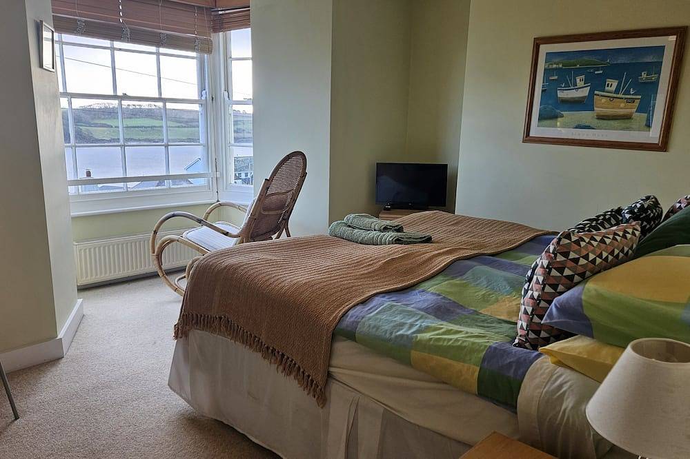 Charlies -  a cottage that sleeps 6 guests  in 3 bedrooms in St Mawes, Cornwall