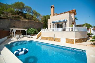 Casa rural para 6 personas, con vistas al lago y piscina además de jardín y vistas en San Miguel de Salinas