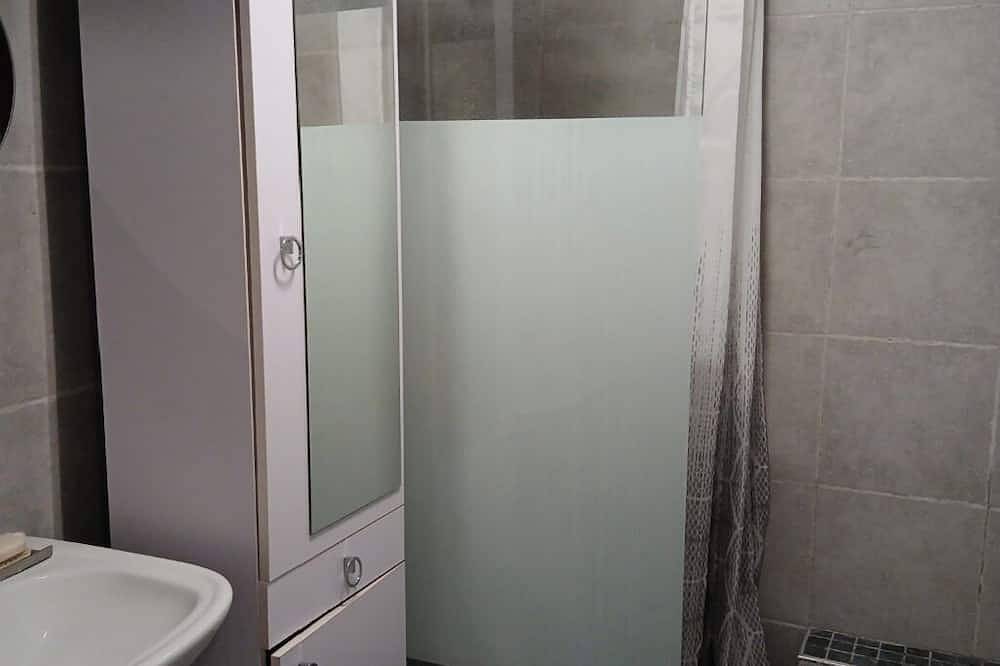 Entire apartment, Lovely apartment in village house, pedestrian street, right in the center of town. in Auriol, Mediterranean Coast (France)