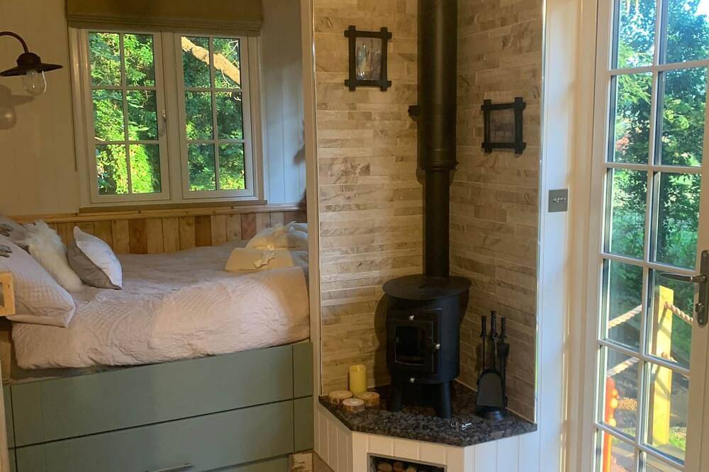 Luxury Shepherd's Hut with Hot Tub in Leigh, Grand Manchester