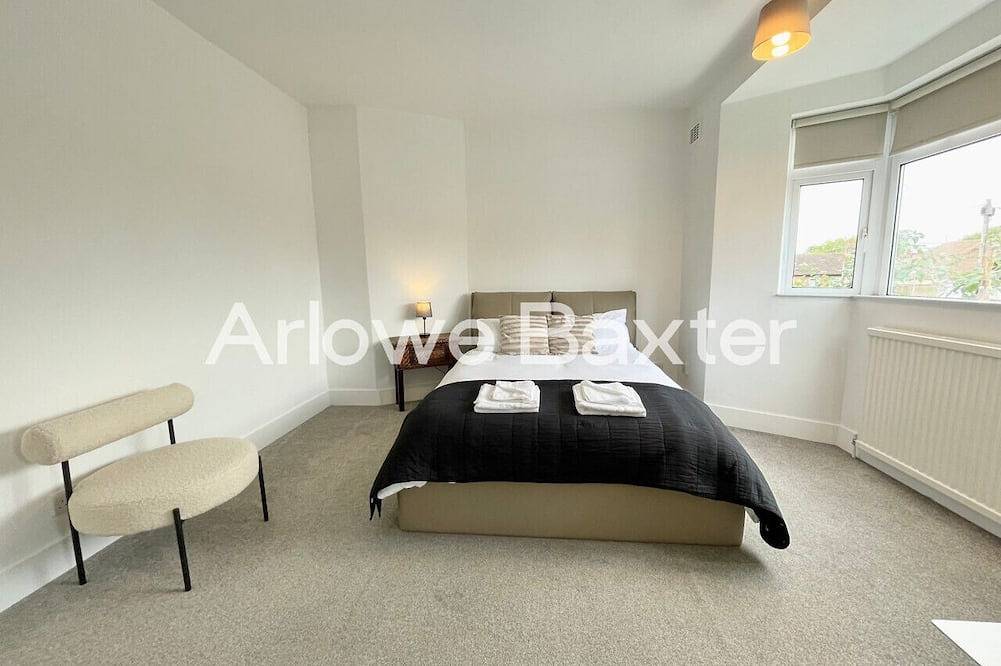 Stylish 3-Bedroom Garden Home | Ac | Contractors in Elstree and Borehamwood, Hertfordshire