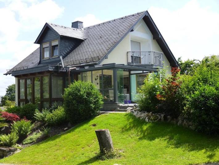 Ferienwohnung für 2 Personen, mit Terrasse und Garten sowie Ausblick in Heyweiler