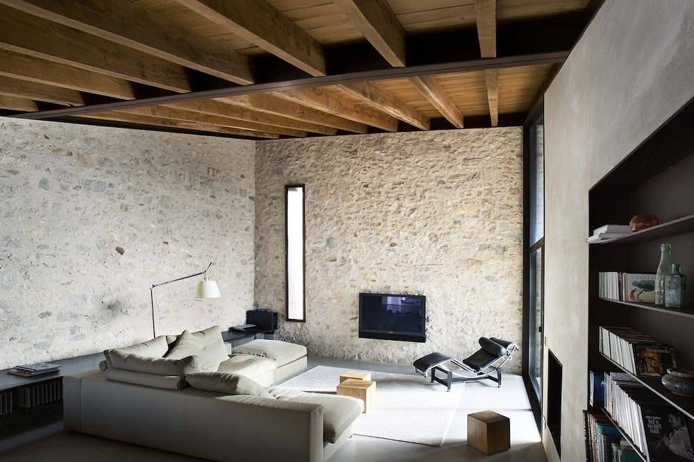 Ganze Wohnung, Historical stone house renovated with modern style in Girona, Gironès