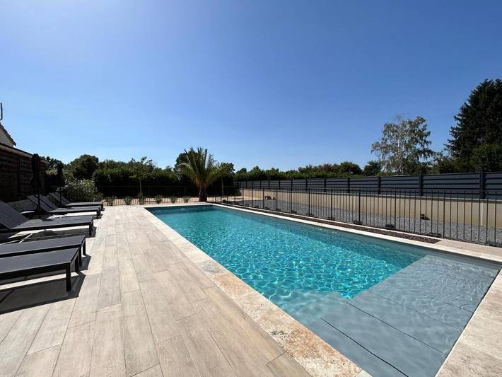 Gîte pour 2 personnes, avec jardin ainsi que piscine et vue, adapté aux familles à Saint-Privat (Ardèche)