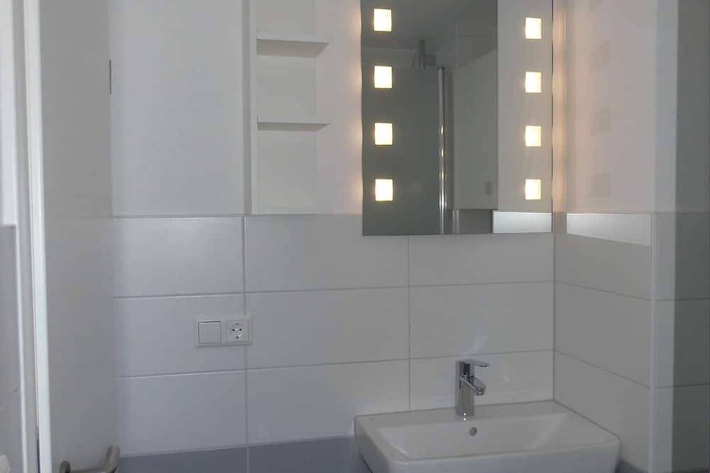 Ganze Wohnung, Exklusiv & modern - Direkt am See - großzügige Ferienwohnung mit Balkon in Strasen, Wustrow (Mecklenburgische Seenplatte)