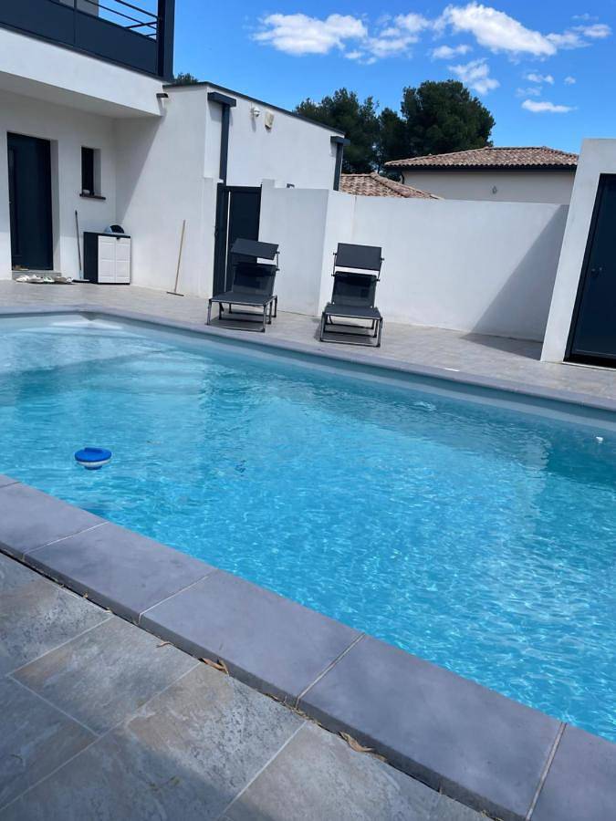 Location de vacances pour 7 personnes, avec terrasse ainsi que jardin et piscine à Villetelle - 4