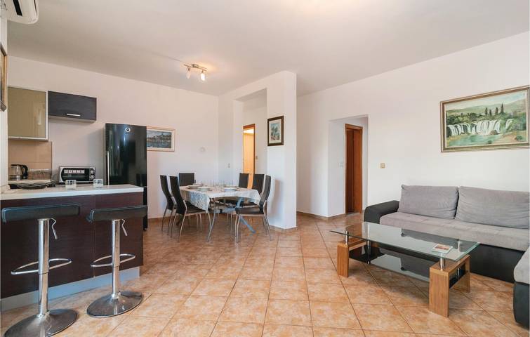 Charming 2km to Beach: Cozy Apartment with Pool and Terrace in Supetar, Brac