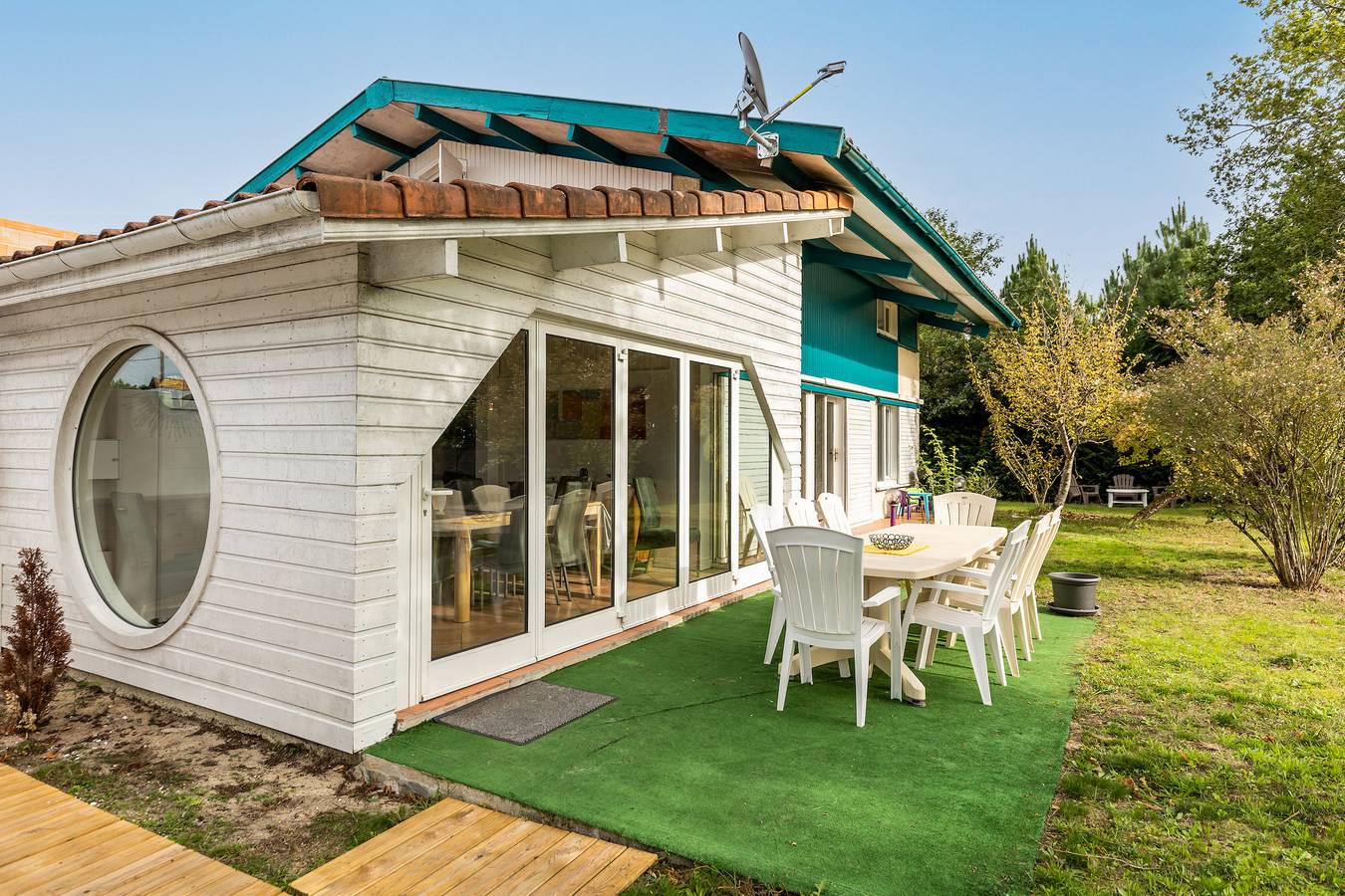 Villa 'Bleue' avec terrasse privée, Wi-Fi et climatisation. in Sanguinet, Côte d’Argent