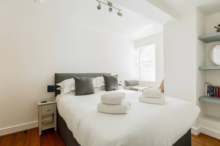 Entire apartment, A Wave From It All - Extensive Harbour Views in Poole, Poole Harbour