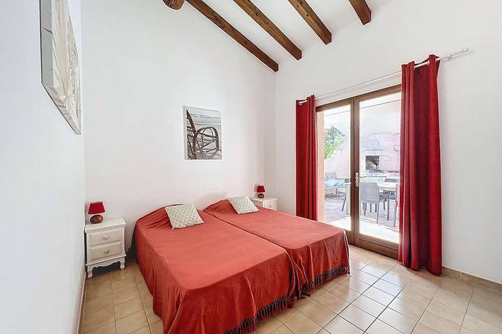 Cozy 3Br Villa, 200m from Santa-Giulia Beach, Sleeps 8, AC, BBQ, Parking Included in Santa Giulia, Porto Vecchio