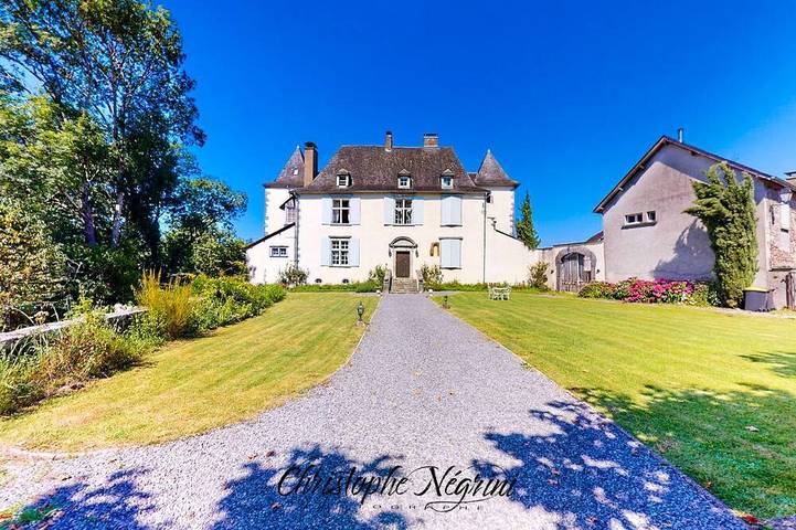 Château pour 14 personnes, avec jardin et jacuzzi en Pyrénées-Atlantiques