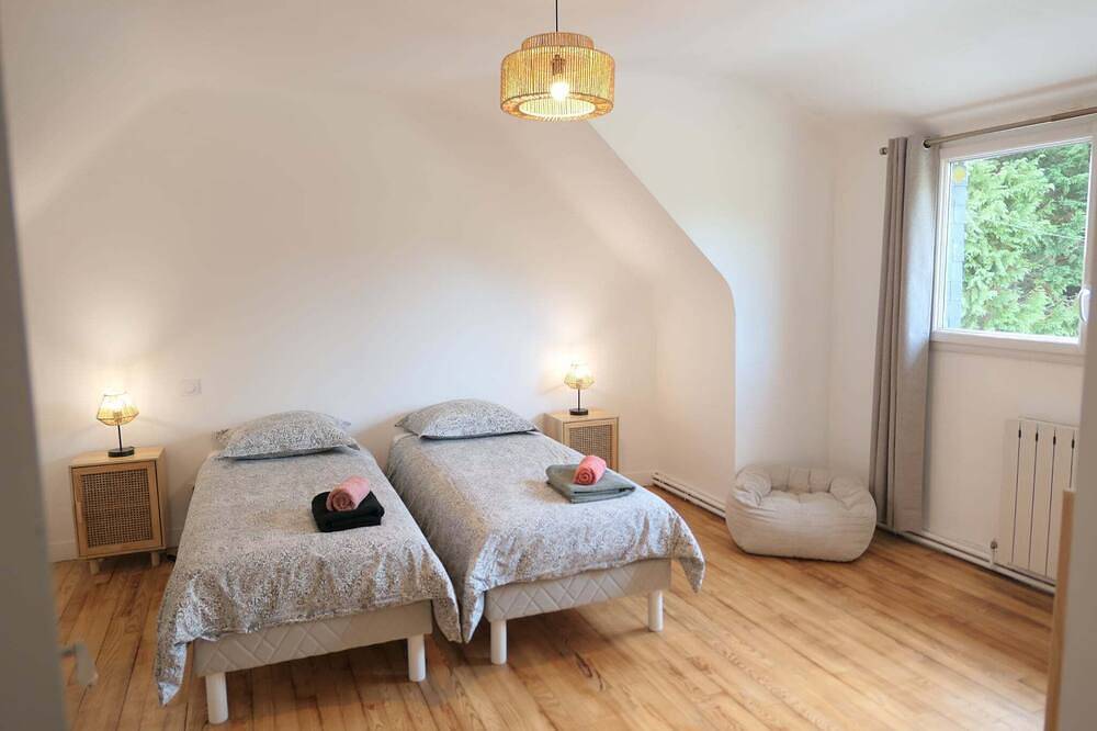 Gîte de campagne avec piscine intérieure et privative in Plounévez-Moëdec, Région de Lannion