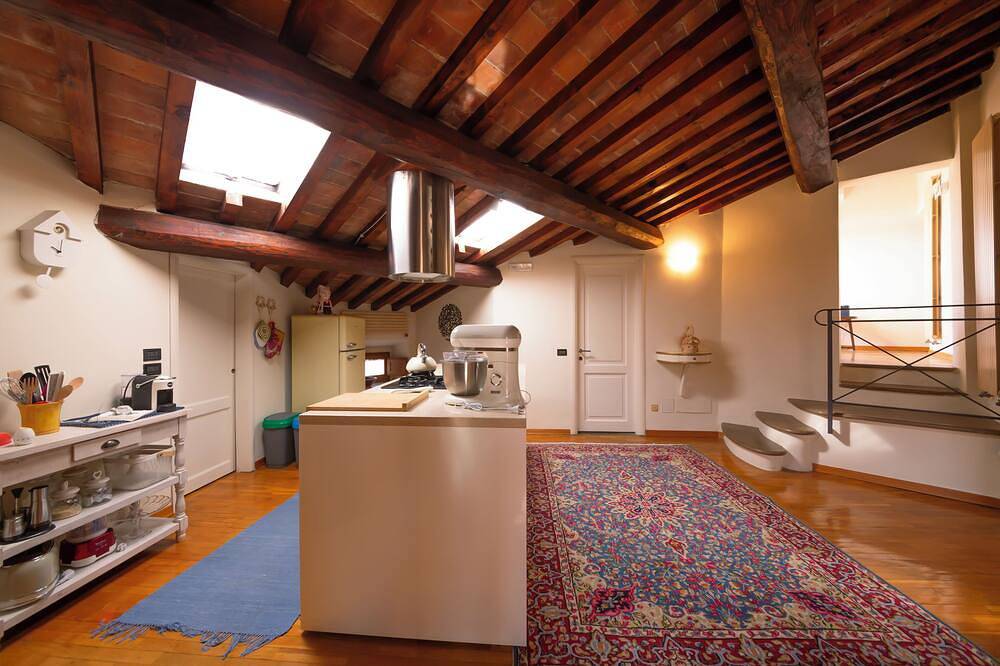 Entire apartment, Elegant apartment with panoramic terrace in the historic heart of Pistoia in Pistoia, Pistoia Province