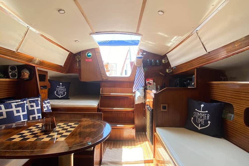 Bonito e Acolhedor Veleiro Localizado no Porto Junto á foz do rio Douro in Canidelo, Porto Distrikt