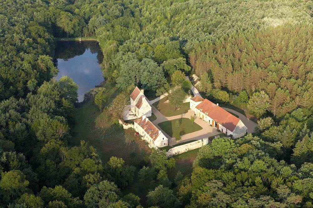Gîte \"L'Abloux\" du Ris de Feu de 160 ha avec Piscine chauffée, Spa et Sauna in Chalais (Indre), Région de Le Blanc