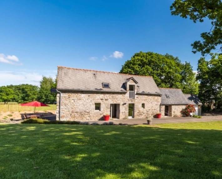 Location de vacances pour 2 personnes, avec Terrasse et Jacuzzi ainsi que Jardin et Vue à Pommerit-le-Vicomte