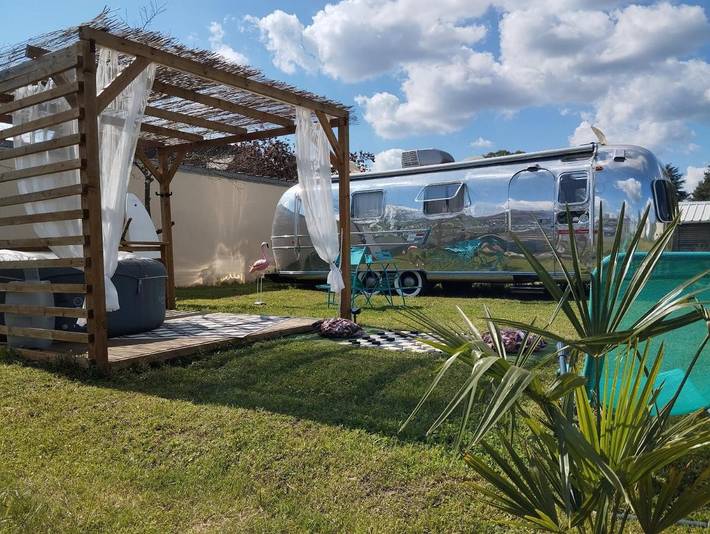 Camping pour 3 personnes, avec jacuzzi ainsi que jardin et terrasse dans Indre