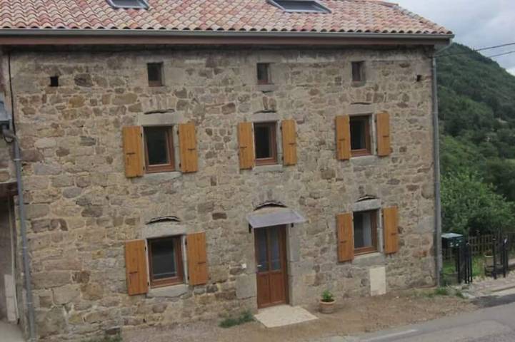Gîte pour 6 personnes, avec jardin à Vocance