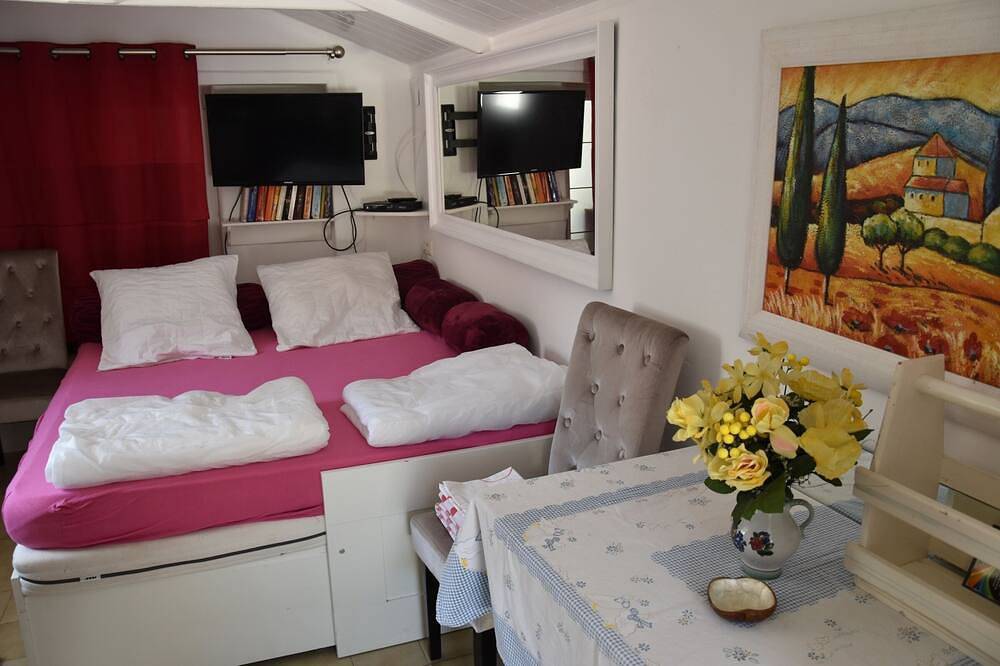 Ganze Wohnung, Petit Cabanon Independent apartment with beautiful summer kitchen in Ampus, Draguignan Region
