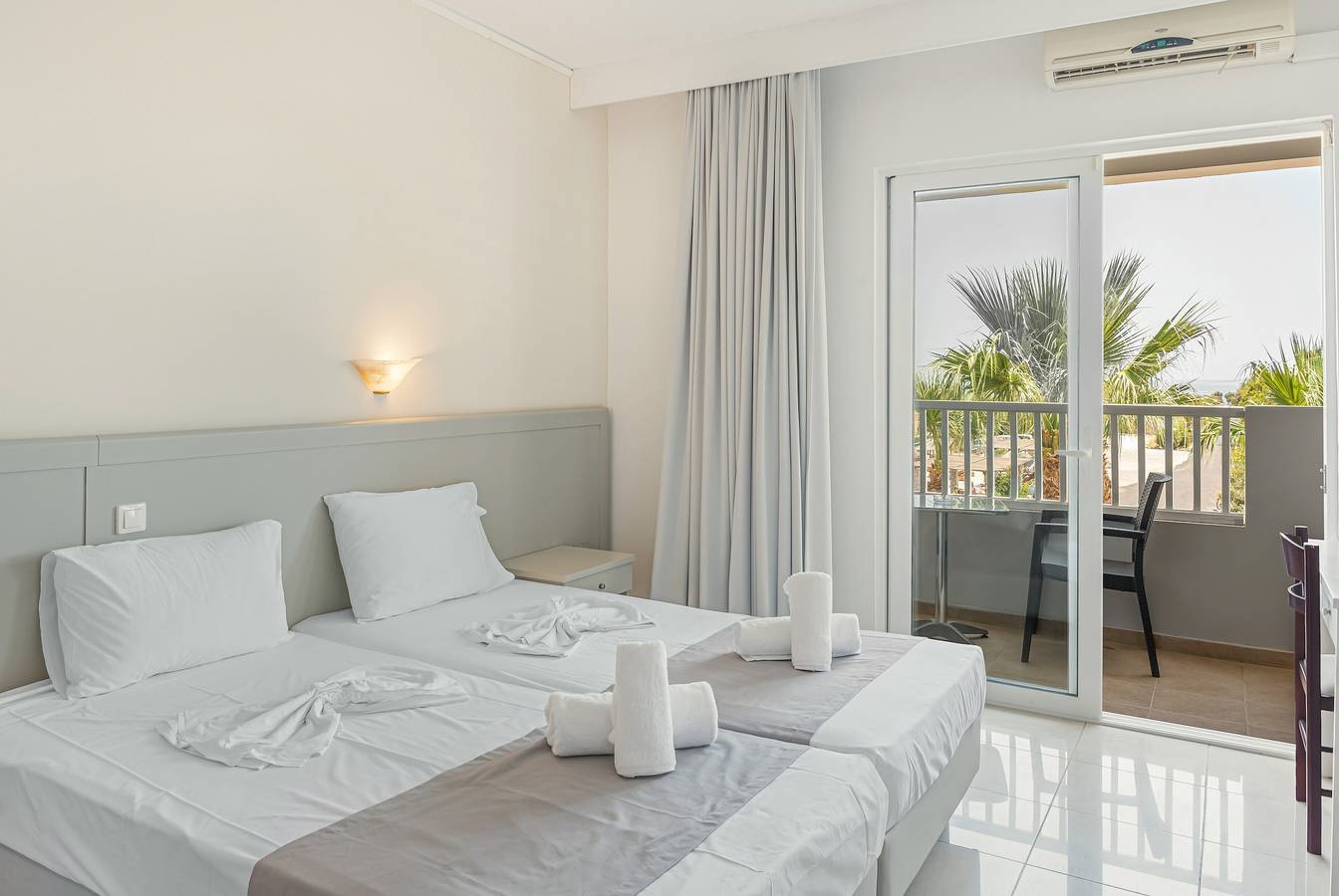 Gehele studio, Studio Appartement 'Evripides Triple Room 2' met Gedeeld Zwembad, Gedeelde Tuin en Airconditioning in Kos